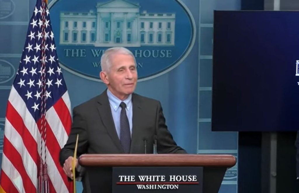 Α.Φάουτσι: Ακόμη και στο τελευταίο του briefing κάλεσε τους Αμερικανούς να εμβολιαστούν (βίντεο)