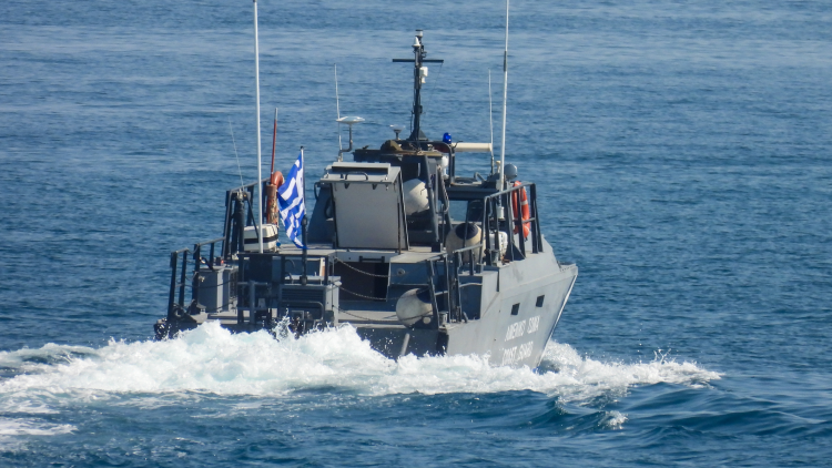 Στην Κρήτη ρυμουλκείται το σκάφος με τους 500 αλλοδαπούς – Κατευθυνόταν στην Ιταλία