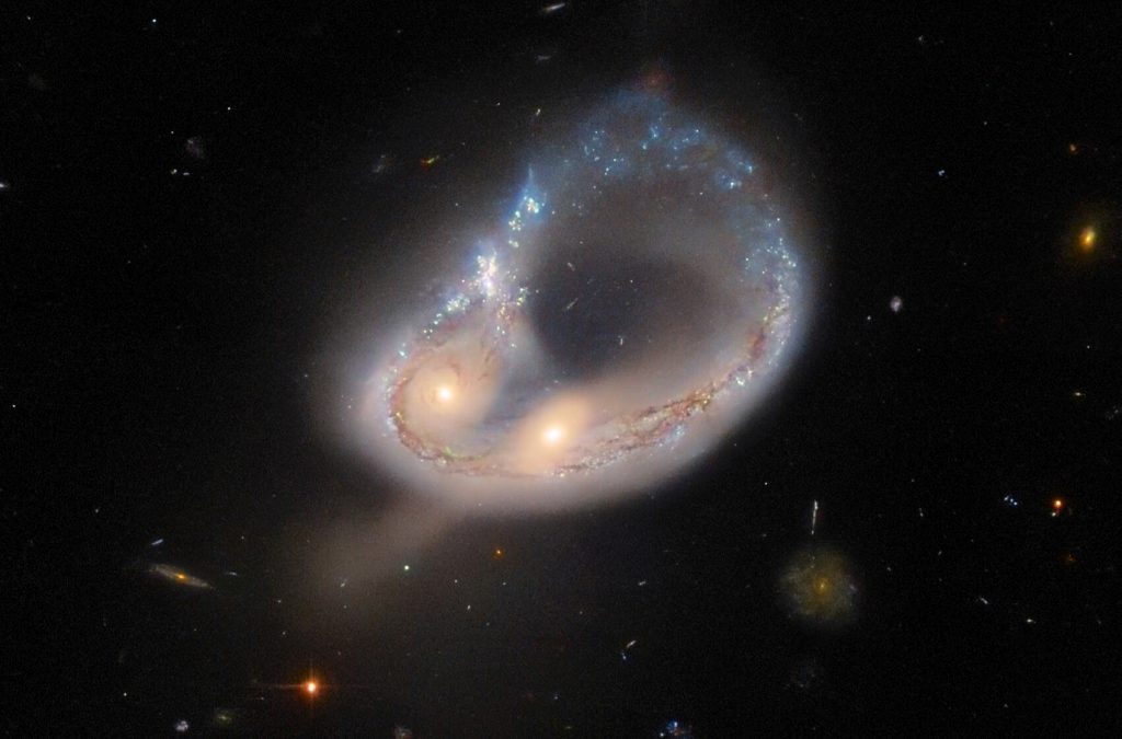 Εντυπωσιακή εικόνα: Δύο γαλαξίες συγκρούονται και ετοιμάζονται να συγχωνευτούν (φωτό)