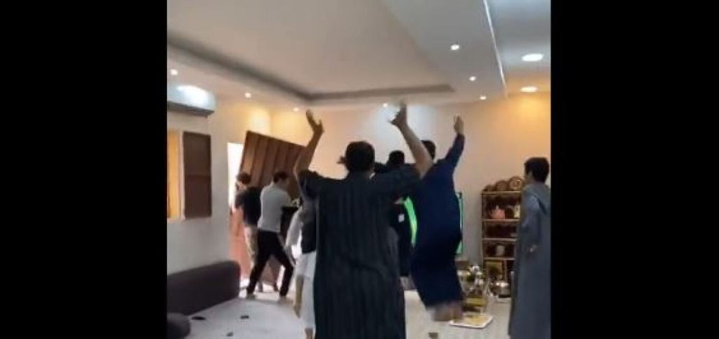 Μουντιάλ: «Ψύχραιμος» οπαδός της Σαουδικής Αραβίας… ξεχαρβάλωσε την πόρτα στο 2ο γκολ κόντρα στην Αργεντινή (βίντεο)