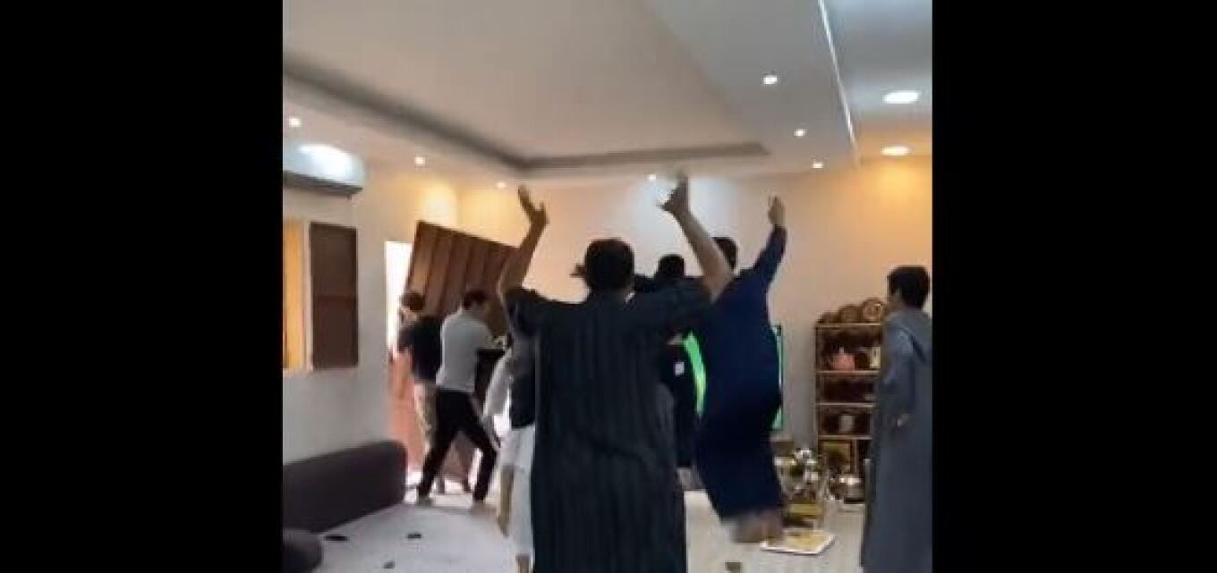 Μουντιάλ: «Ψύχραιμος» οπαδός της Σαουδικής Αραβίας… ξεχαρβάλωσε την πόρτα στο 2ο γκολ κόντρα στην Αργεντινή (βίντεο)