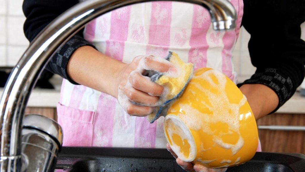 Κάθε πότε πρέπει να αλλάζουμε το σφουγγάρι των πιάτων