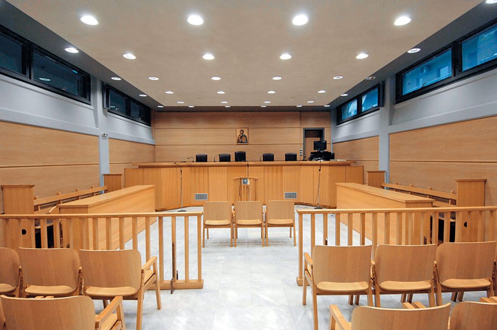 Ένταση στα δικαστήρια της Λάρισας – Συγγενείς επιτέθηκαν σε κατηγορούμενους για ανθρωποκτονία