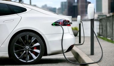 Ελβετική εταιρεία υπόσχεται ότι θα φορτίζει τα ηλεκτρικά οχήματα σε λιγότερο από 1,5 λεπτό!