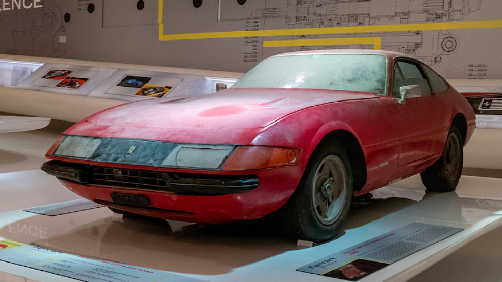 Τι δουλειά έχει αυτή η σκονισμένη Ferrari στο μουσείο της Modena;  