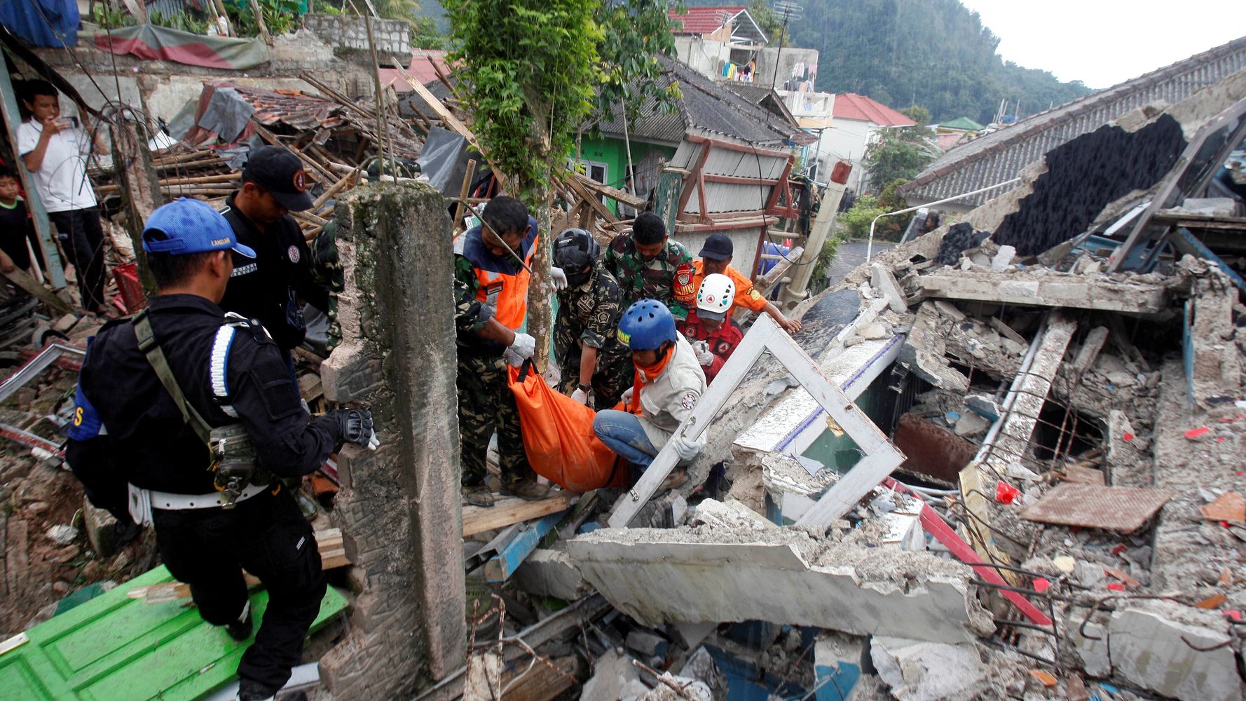 Ινδονησία: Ανέσυραν ζωντανό 5χρονο αγόρι δύο ημέρες μετά τον σεισμό των 5,6 Ρίχτερ