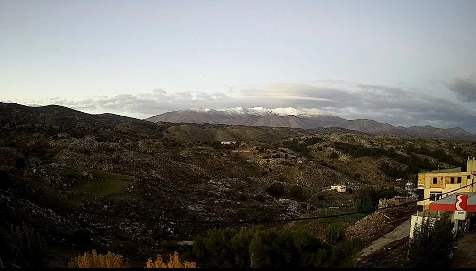 Έκαναν την εμφάνισή τους τα πρώτα χιόνια σε Ψηλορείτη και Λευκά Όρη (φωτο)