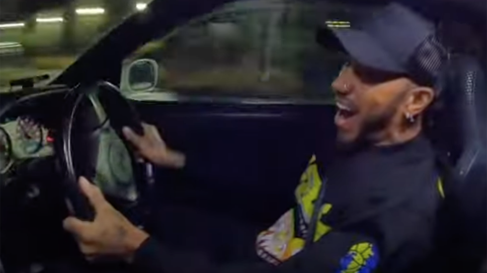 O Lewis Hamilton καίει λάστιχα με ένα Nissan Skyline GT-R (βίντεο)