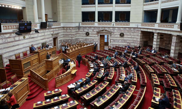 Βουλή: Ψηφίστηκε το νομοσχέδιο για το μίνι-ασφαλιστικό