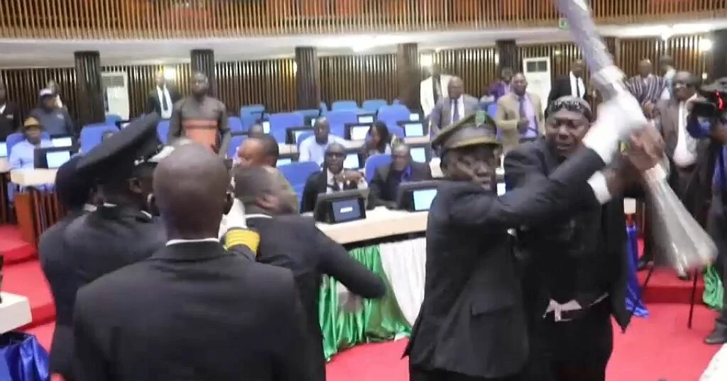 «Πανικός» στη Βουλή της Σιέρα Λεόνε – «Βροχή» από καρέκλες και ξύλο μεταξύ βουλευτών