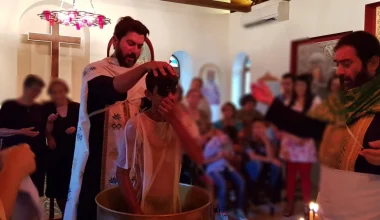 ΜΚΟ «Κιβωτός του Κόσμου«: Ομαδικές βαπτίσεις από τον πάτερ Αντώνιο με νονά… την πρεσβυτέρα (φωτο)