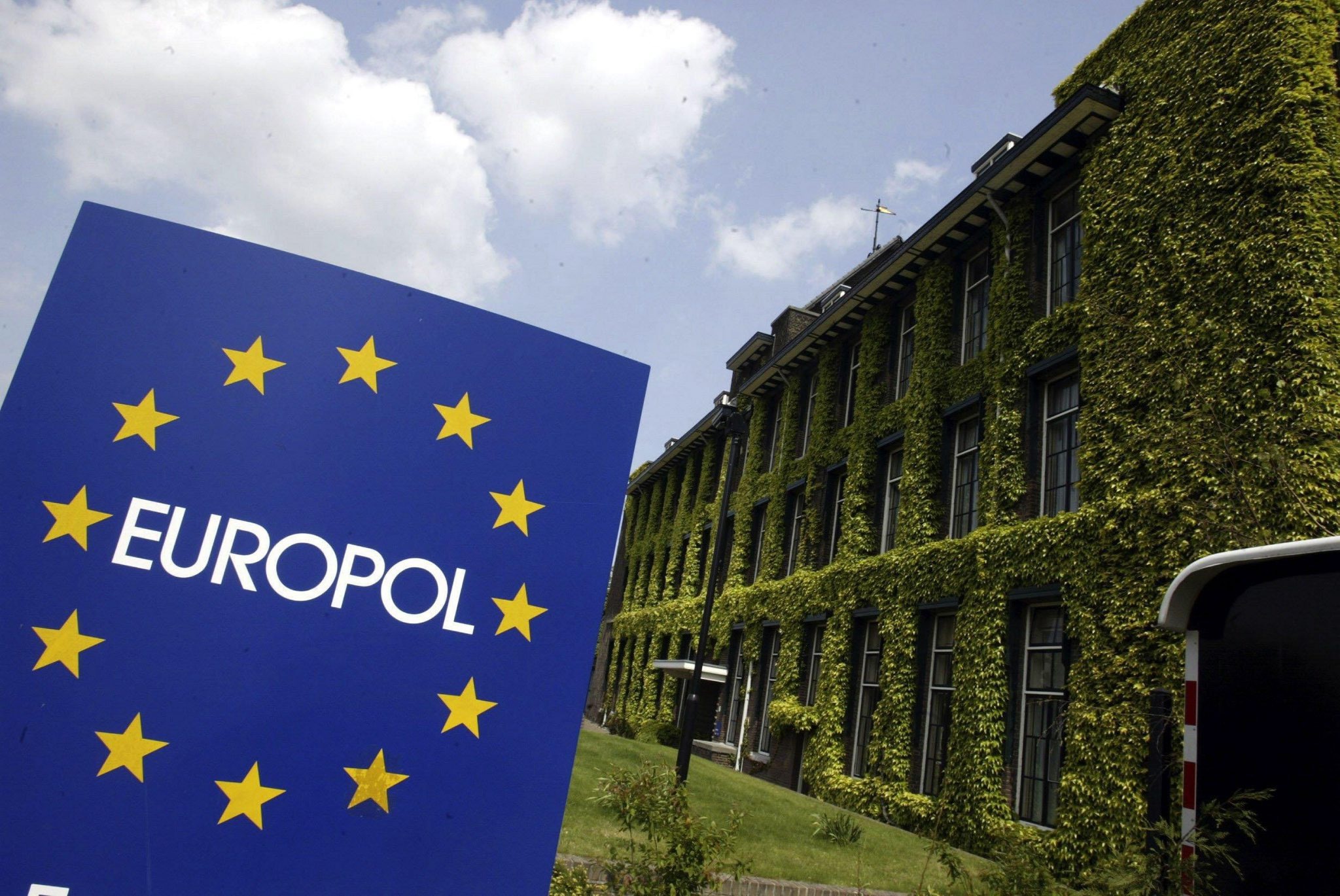 Επιχείρηση της Europol σε 11 χώρες – Συνέλαβαν 44 μέλη ενός από τα πλέον επικίνδυνα εγκληματικά δίκτυα