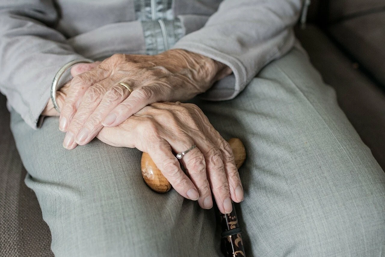 Τα «παράπονα» μιας 83χρονης: «Κάθε φορά που κάνω έρωτα καταλήγω στο νοσοκομείο… με εξοντώνουν στο σεξ»