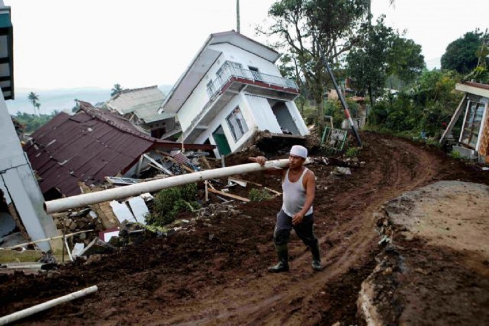 Τραγωδία στην Ινδονησία: 7χρονη βρέθηκε νεκρή κάτω από τρία στρώματα τσιμέντου στα συντρίμμια του σπιτιού της