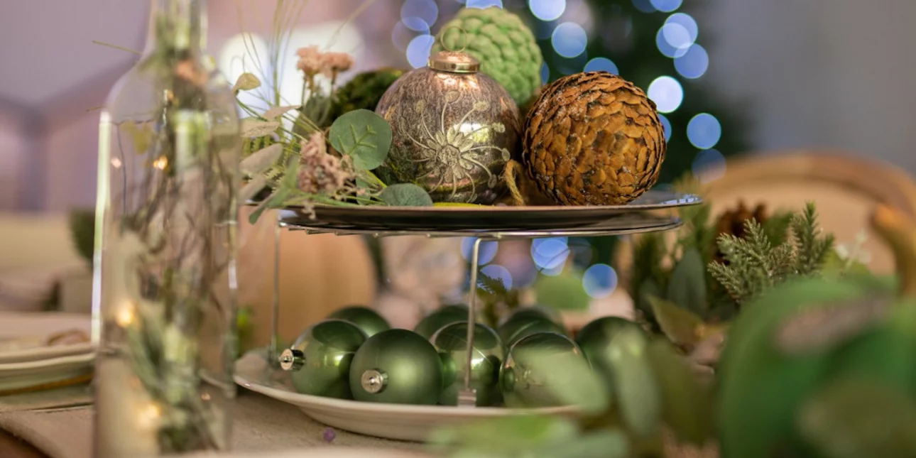 Τρομερό κόλπο για να αλλάξετε χρώμα στις μπάλες του χριστουγεννιάτικου δέντρου (βίντεο)