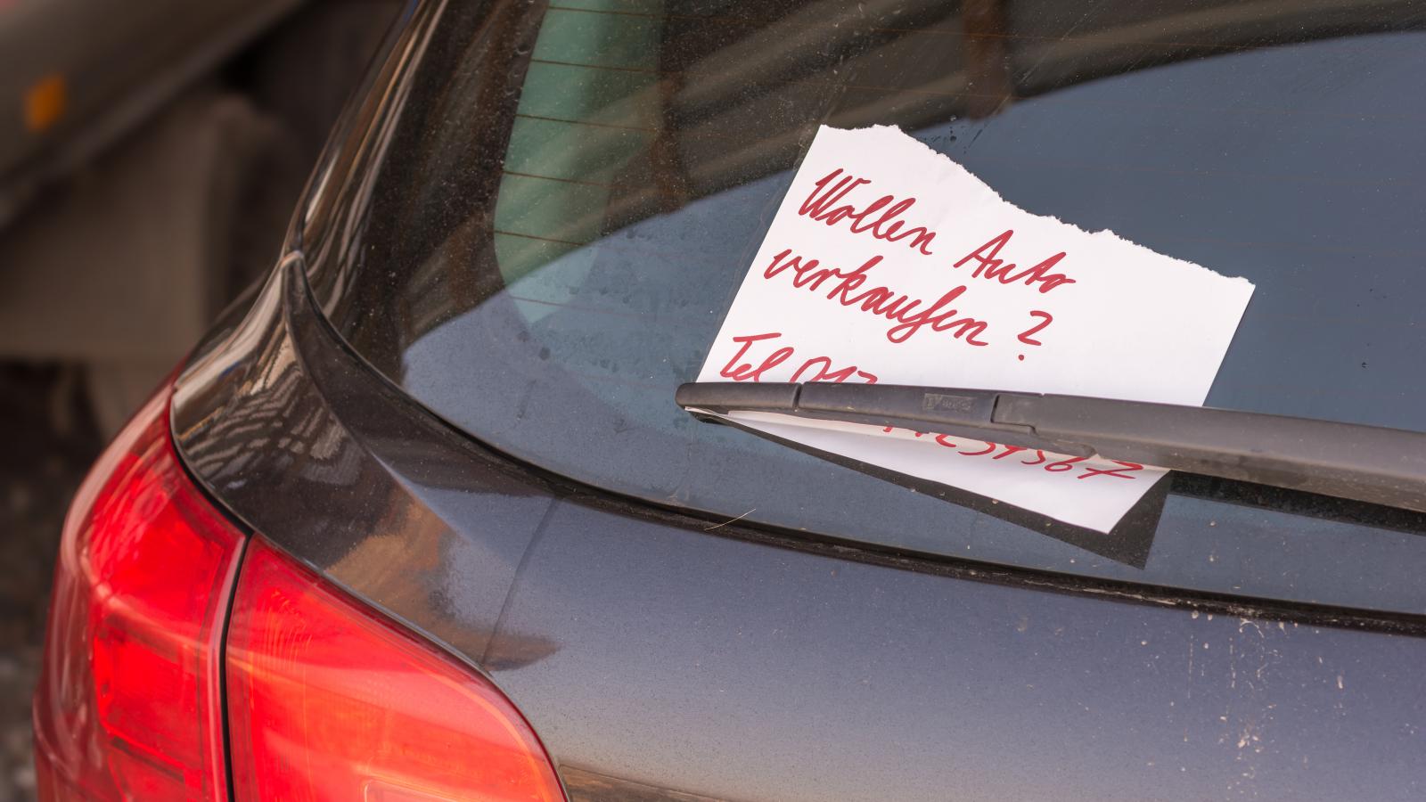 Προσοχή: Με ένα κομμάτι χαρτί στο παρμπρίζ παγιδεύουν αυτοκίνητα – Αυτό είναι το νέο κόλπο των κλεφτών (φωτό)