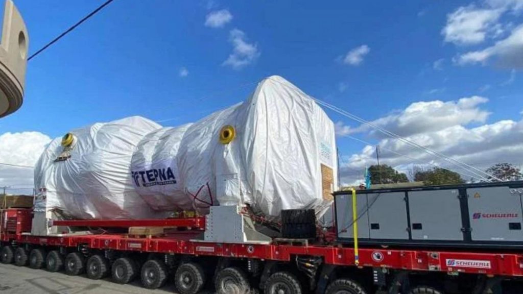 Αυτό είναι τo πιο περίεργο όχημα που έχουμε δει στους ελληνικούς δρόμους – Έχει μήκος 150 μέτρα και 136 τροχούς