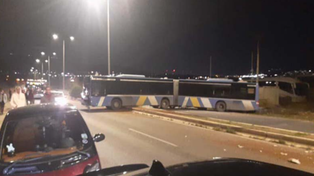 Τροχαίο στη λεωφόρο Σπάτων Αρτέμιδος – Λεωφορείο «κόλλησε» στη διαχωριστική νησίδα