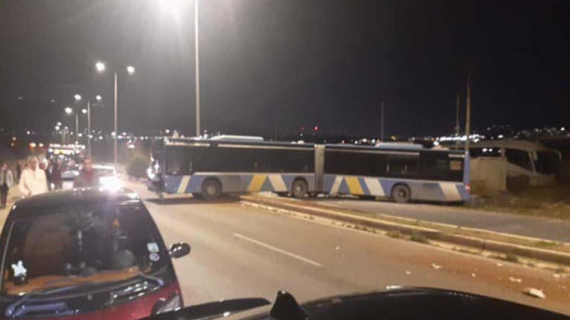 Τροχαίο στη λεωφόρο Σπάτων Αρτέμιδος – Λεωφορείο «κόλλησε» στη διαχωριστική νησίδα