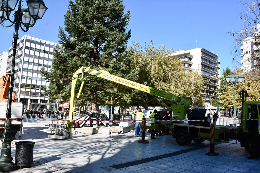 Στήθηκε το χριστουγεννιάτικο δέντρο στην πλατεία Συντάγματος – Είναι 21 μέτρα (φωτο)