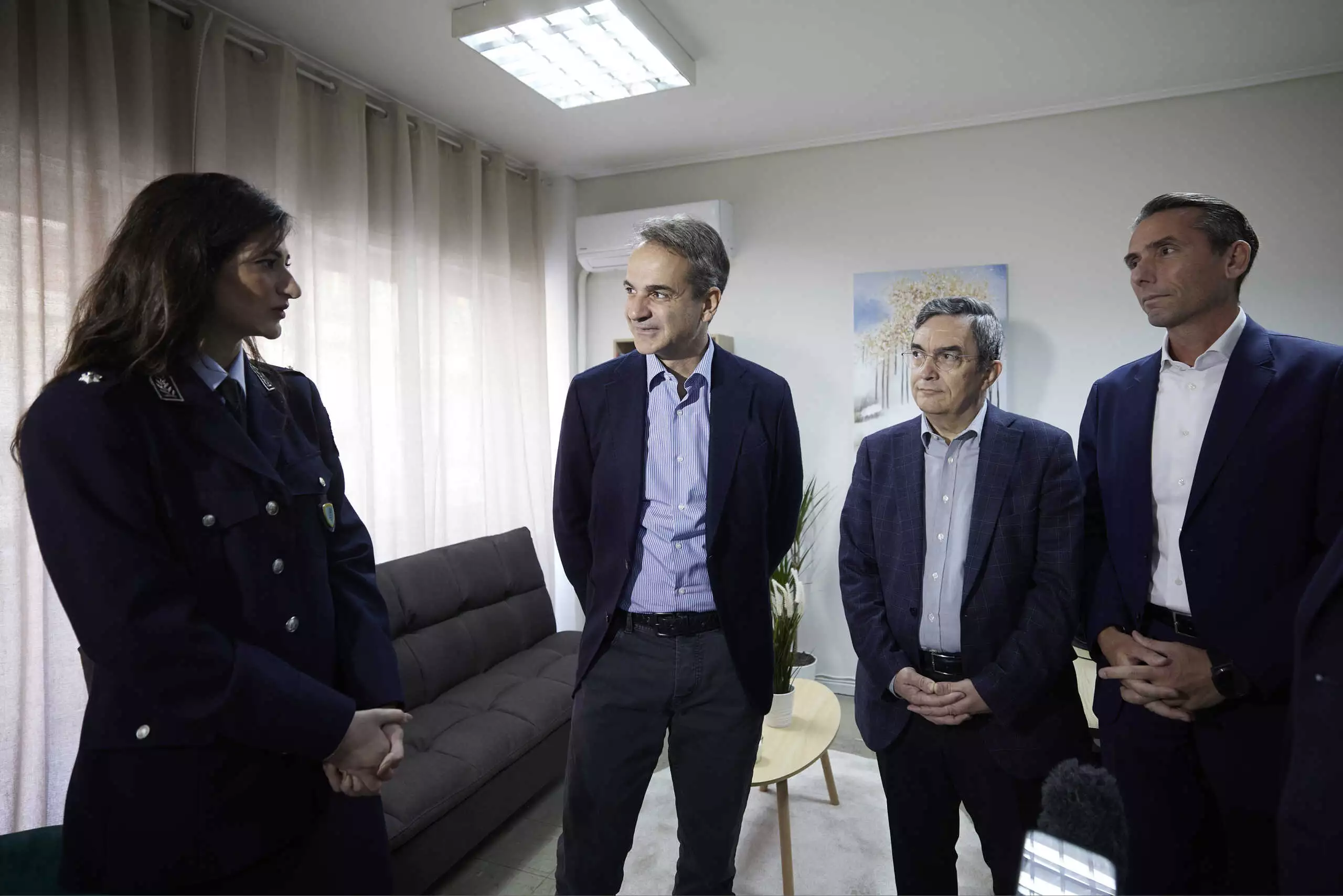 Κ.Μητσοτακης: Ρώτησε αν οι γυναίκες θύματα βιασμού ή κακοποίησης κλείνουν πρώτα ραντεβού για να πάνε στην ΕΛ.ΑΣ.