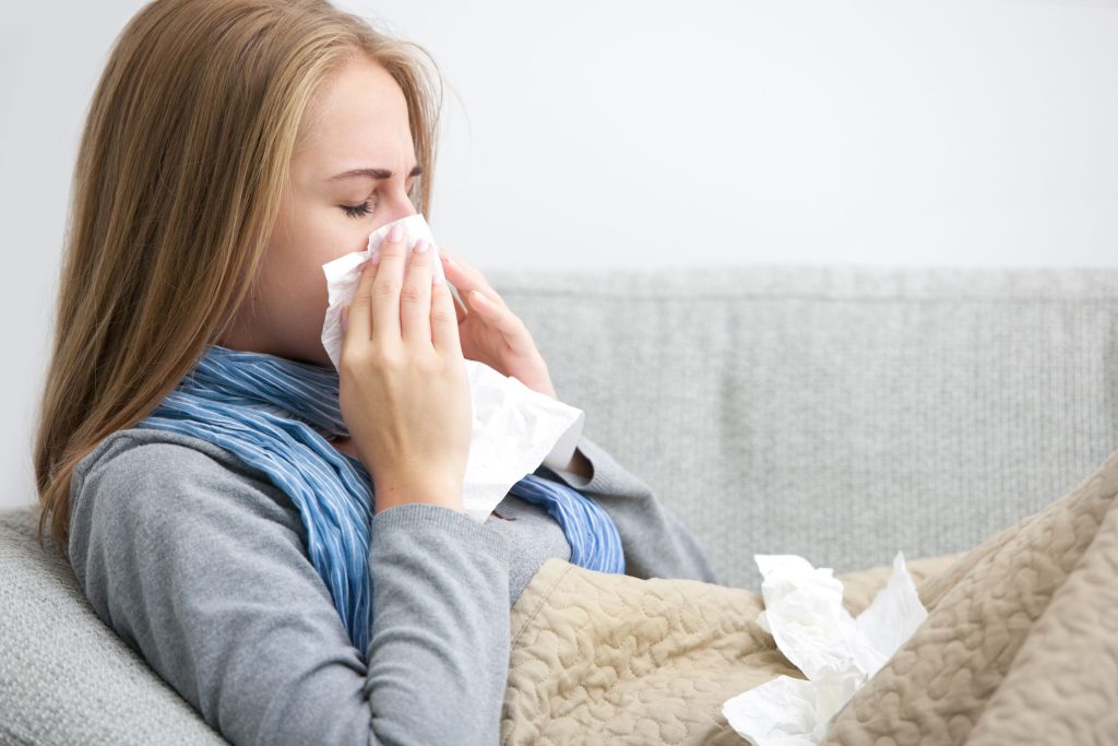 Πώς μπορείτε να ξεχωρίσετε την γρίπη από τους ιούς Covid-19 και RSV