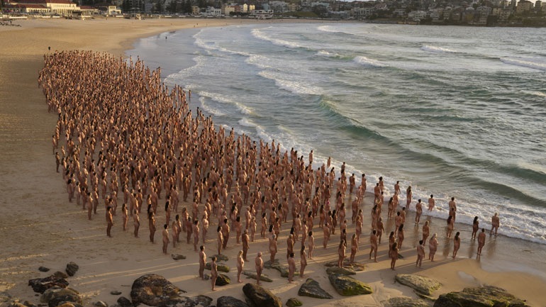 Αυστραλία: Περίπου 2.500 άνθρωποι πόζαραν γυμνοί για τον καρκίνο του δέρματος (φωτο)
