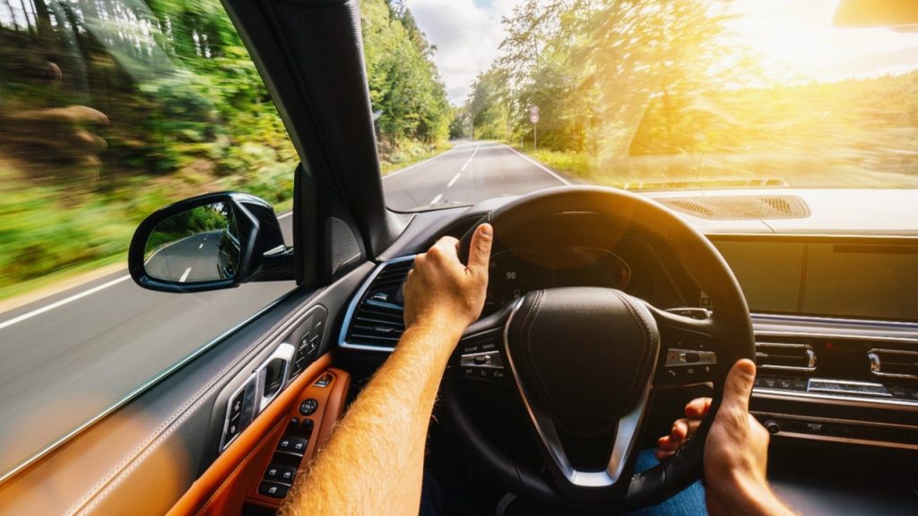 Οδήγηση: Το αυθόρμητο λάθος που κάνουμε όλοι πίσω από το τιμόνι και μπορεί να αποβεί μοιραίο