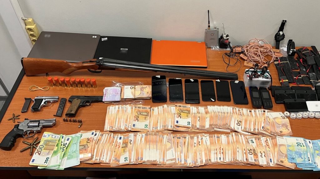 Έτσι δρούσε η συμμορία με τις ψεύτικες άδειες οδήγησης – Έβαζε… συσκευές στα ρούχα των υποψηφίων (φώτο)