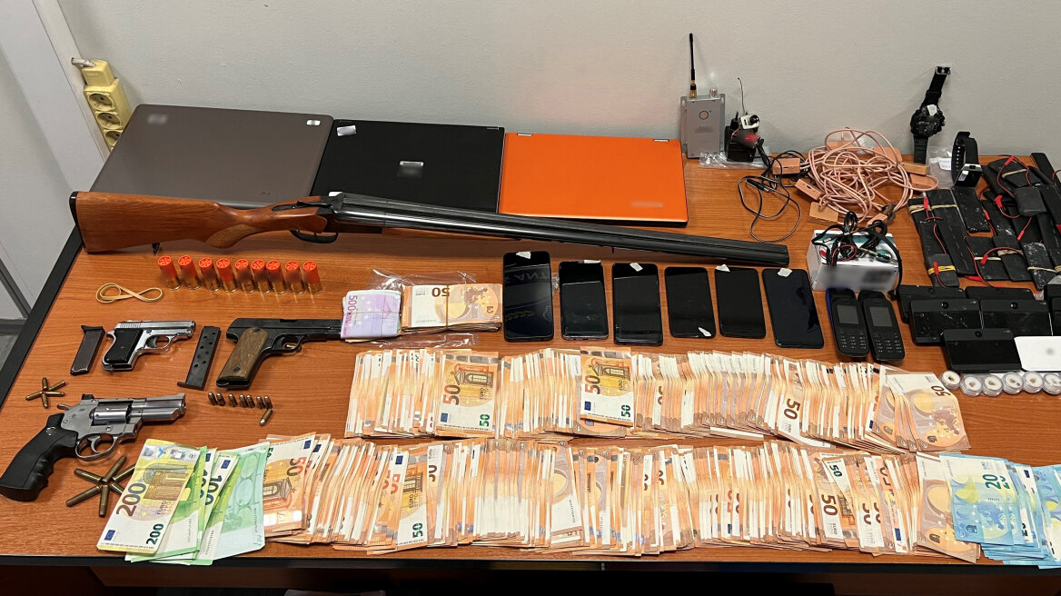 Έτσι δρούσε η συμμορία με τις ψεύτικες άδειες οδήγησης – Έβαζε… συσκευές στα ρούχα των υποψηφίων (φώτο)