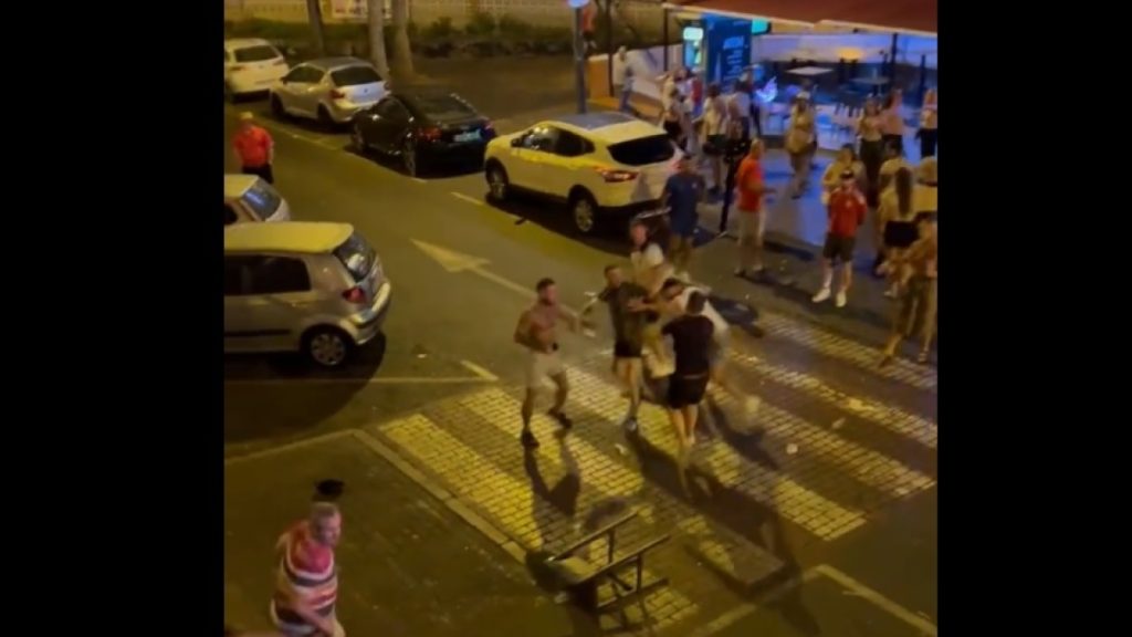 Μουντιάλ 2022: Μεθυσμένοι Άγγλοι και Ουαλοί πλακώθηκαν στη μέση του δρόμου (βίντεο)