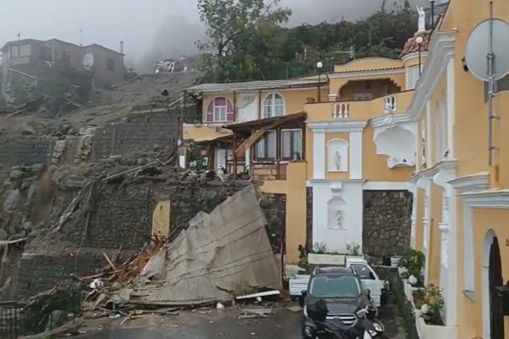 Τραγωδία στην Ιταλία: Οκτώ νεκροί από κατολίσθηση στην Ίσκια λόγω σφοδρής κακοκαιρίας (upd)