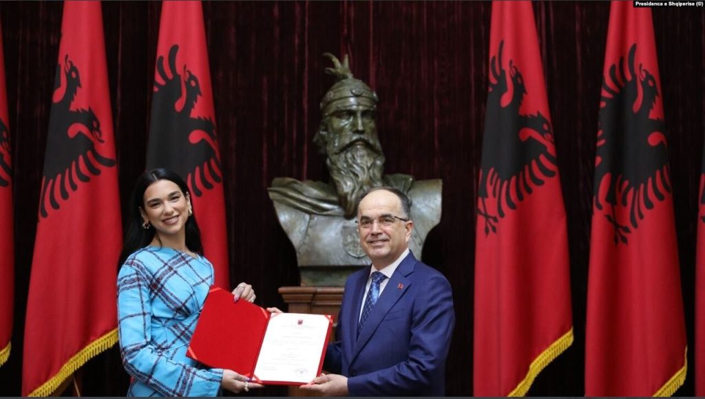 Η Ντούα Λίπα έλαβε την αλβανική υπηκοότητα