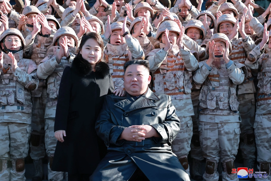 Ο Κιμ Γιονγκ Ουν ποζάρει μαζί με την κόρη του μπροστά στον διηπειρωτικό πύραυλο (φώτο)