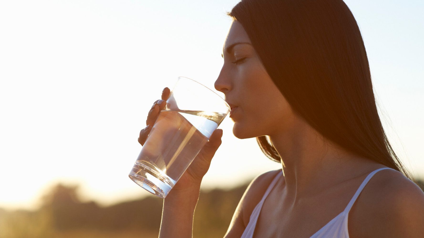 Τελικά πρέπει να πίνουμε 8 ποτήρια νερό ημερησίως; – Η ιδανική ποσότητα σύμφωνα με τους ειδικούς