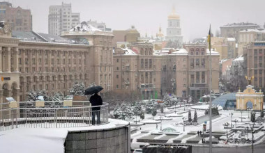 Στην εποχή των παγετώνων γυρίζουν το Κίεβο τα ρωσικά πλήγματα: Θερμοκρασίες κάτω από το μηδέν και υποσχέσεις για 4 ώρες ρεύμα!
