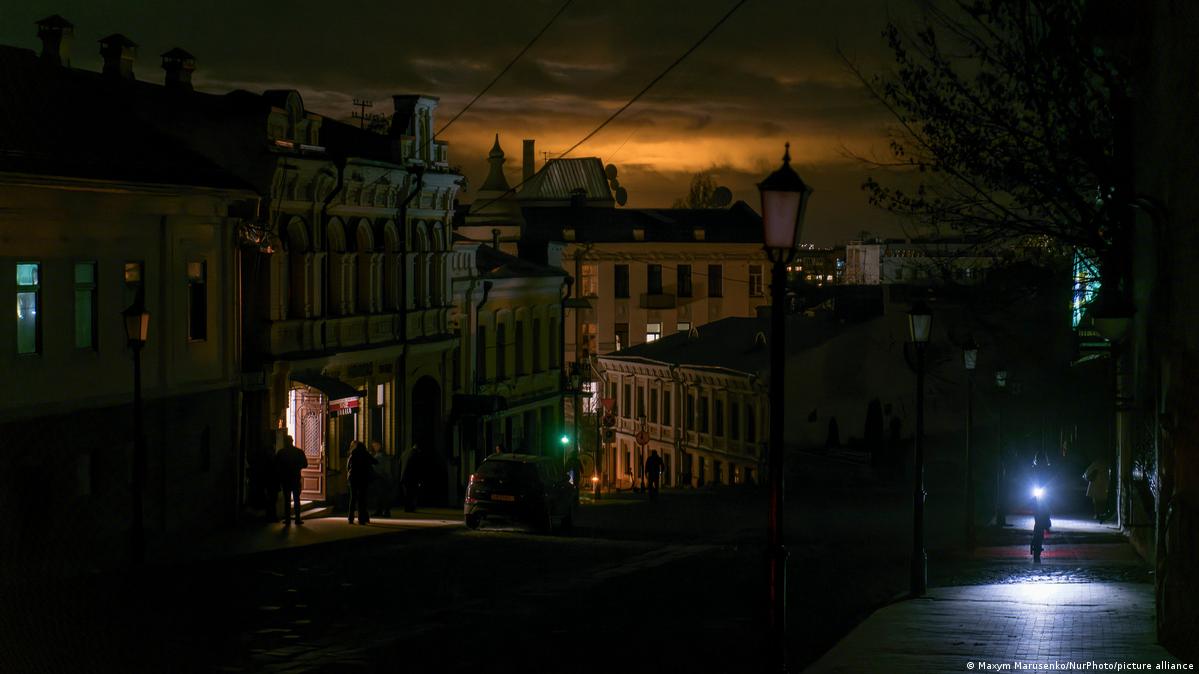 Οι Ουκρανοί εκκενώνουν την Χερσώνα μέσα σε χρόνο-ρεκόρ – Χωρίς ηλεκτρικό ρεύμα και νερό δέχονται συνεχείς ρωσικές επιθέσεις