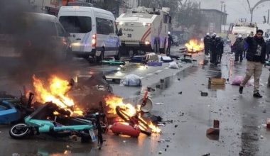 «Χάος» στις Βρυξέλλες: Συγκρούσεις και φωτιές μετά τη νίκη της ομάδας ποδοσφαίρου του Μαρόκου