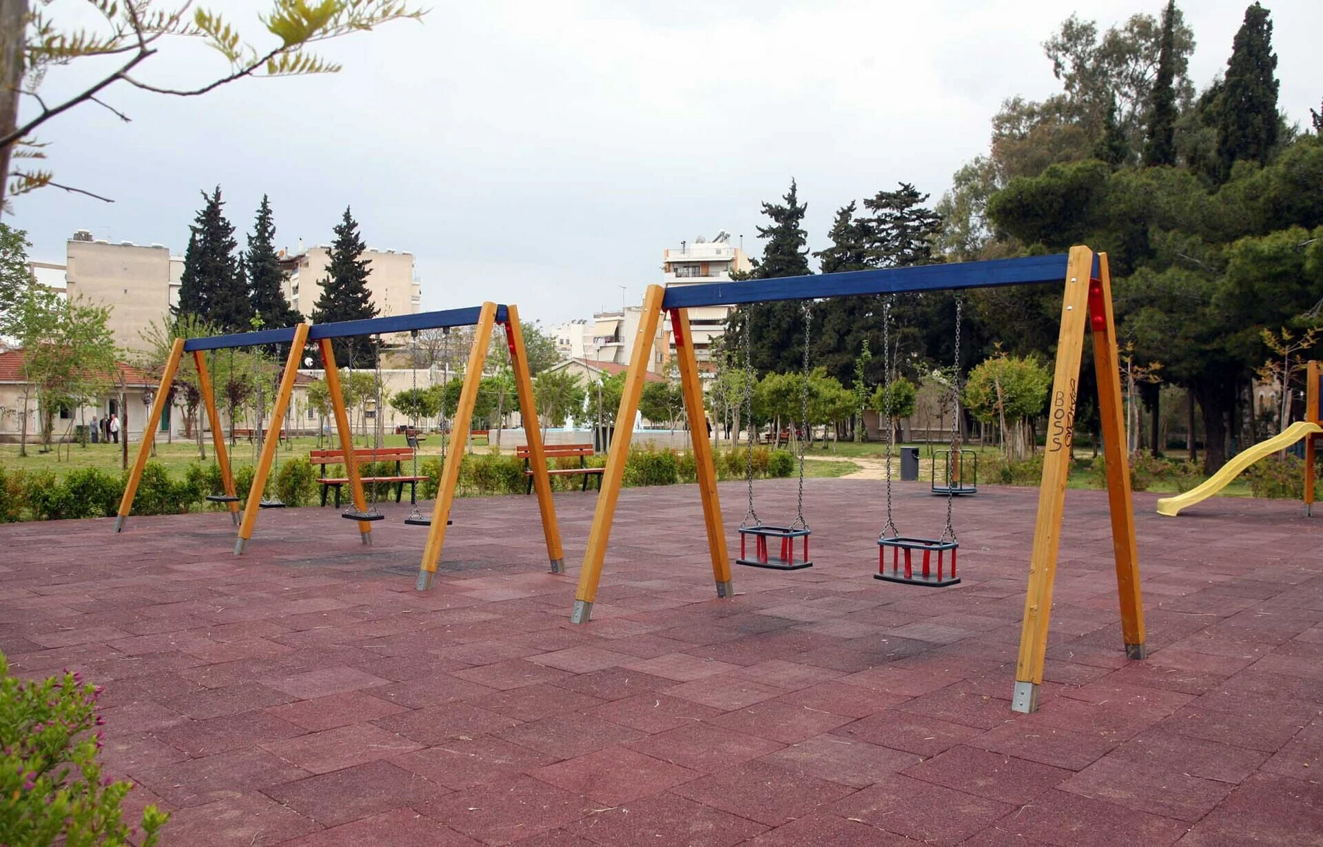 Θεσσαλονίκη: Νεαρή γυναίκα σφήνωσε σε κούνια της παιδικής χαράς