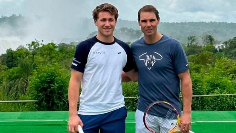 Βραζιλία: Ναδάλ και Ρουντ έπαιξαν ποδόσφαιρο σε αίθουσα αεροδρομίου (βίντεο)