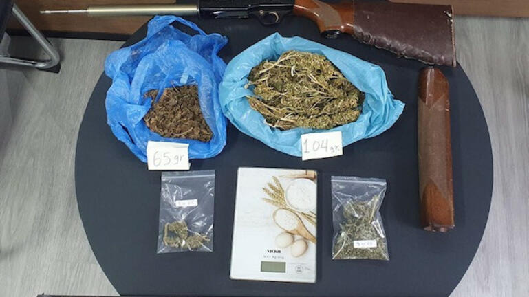 Χαλκιδική: «Ντου» των αστυνομικών σε δύο σπίτια – Βρέθηκαν ναρκωτικά και όπλα