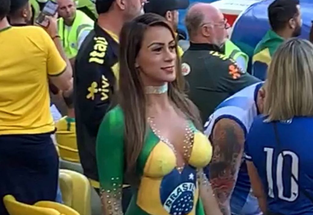 Βραζιλιάνα οπαδός τα «πέταξε όλα» στις εξέδρες και βγήκε σε παγκόσμια θέα απλά… ζωγραφισμένη! (φωτό-βίντεο)