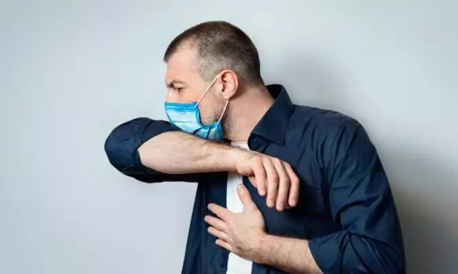 Πέντε τρόποι για να απαλλαγείτε άμεσα από τον σκληρό βήχα που σας ταλαιπωρεί