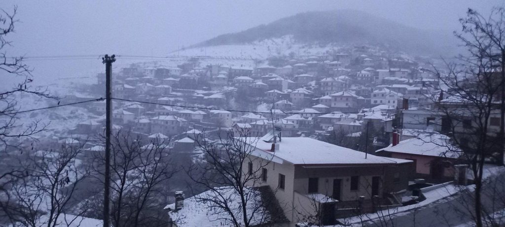 «Μαγικές» εικόνες από τα πρώτα χιόνια στη Βόρεια Ελλάδα: Στα λευκά «ντύθηκαν» Φλώρινα, Γρεβενά και Μέτσοβο (φώτο)