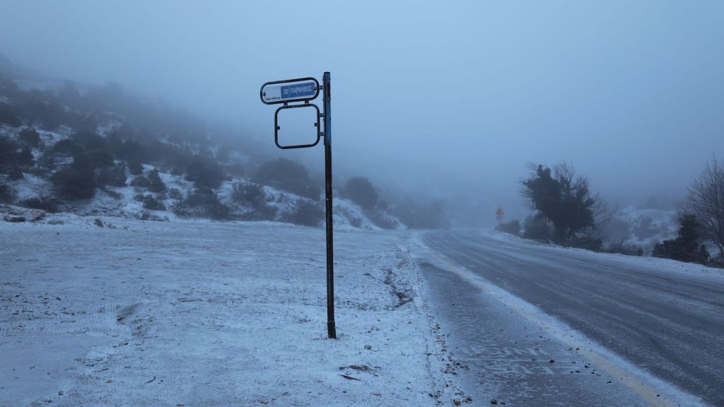 Άρχισαν να πέφτουν τα πρώτα χιόνια του χειμώνα στην κορυφή της Πάρνηθας (φώτο)