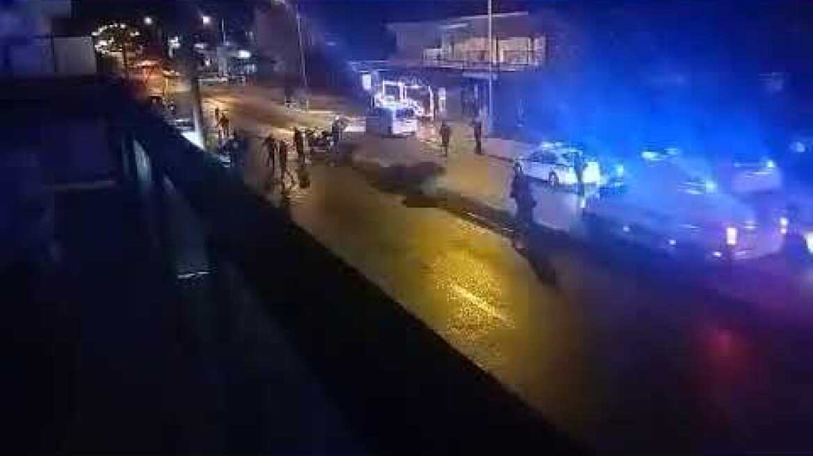 Ιωάννινα: Άγριος καβγάς 15 ατόμων Ρομά στη μέση του δρόμου με πέτρες και κοντάρια