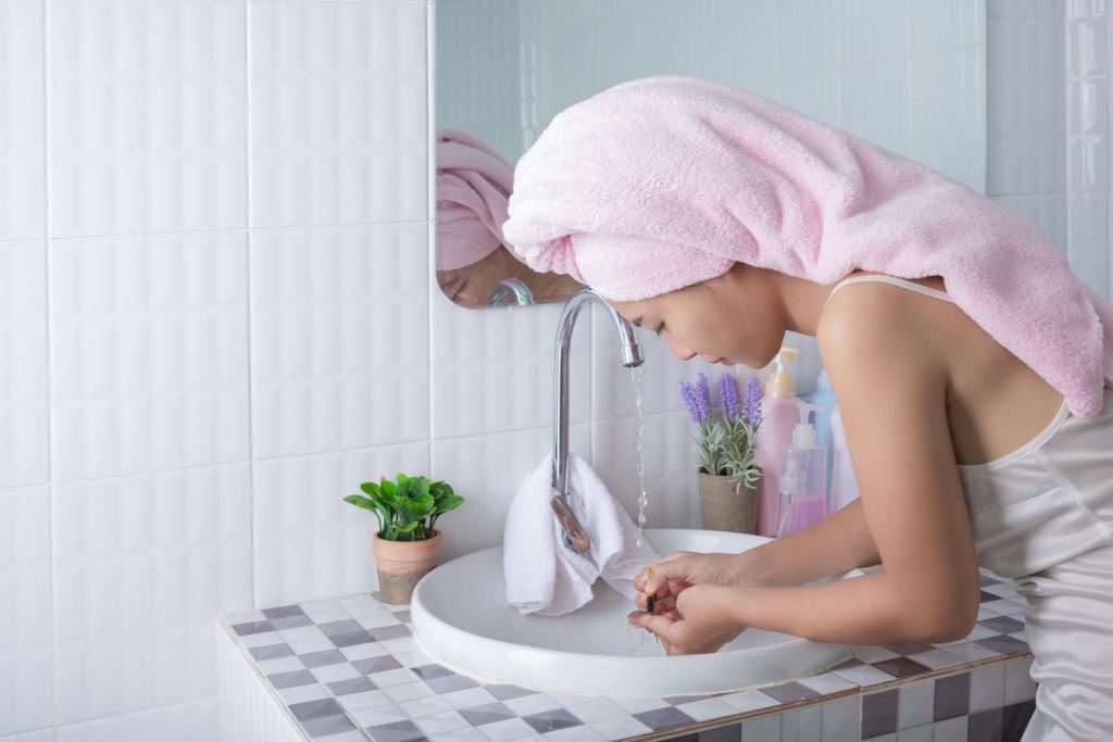 Περιποίηση προσώπου: Δείτε τι συμβαίνει στο δέρμα σας όταν το πλένετε με κρύο νερό