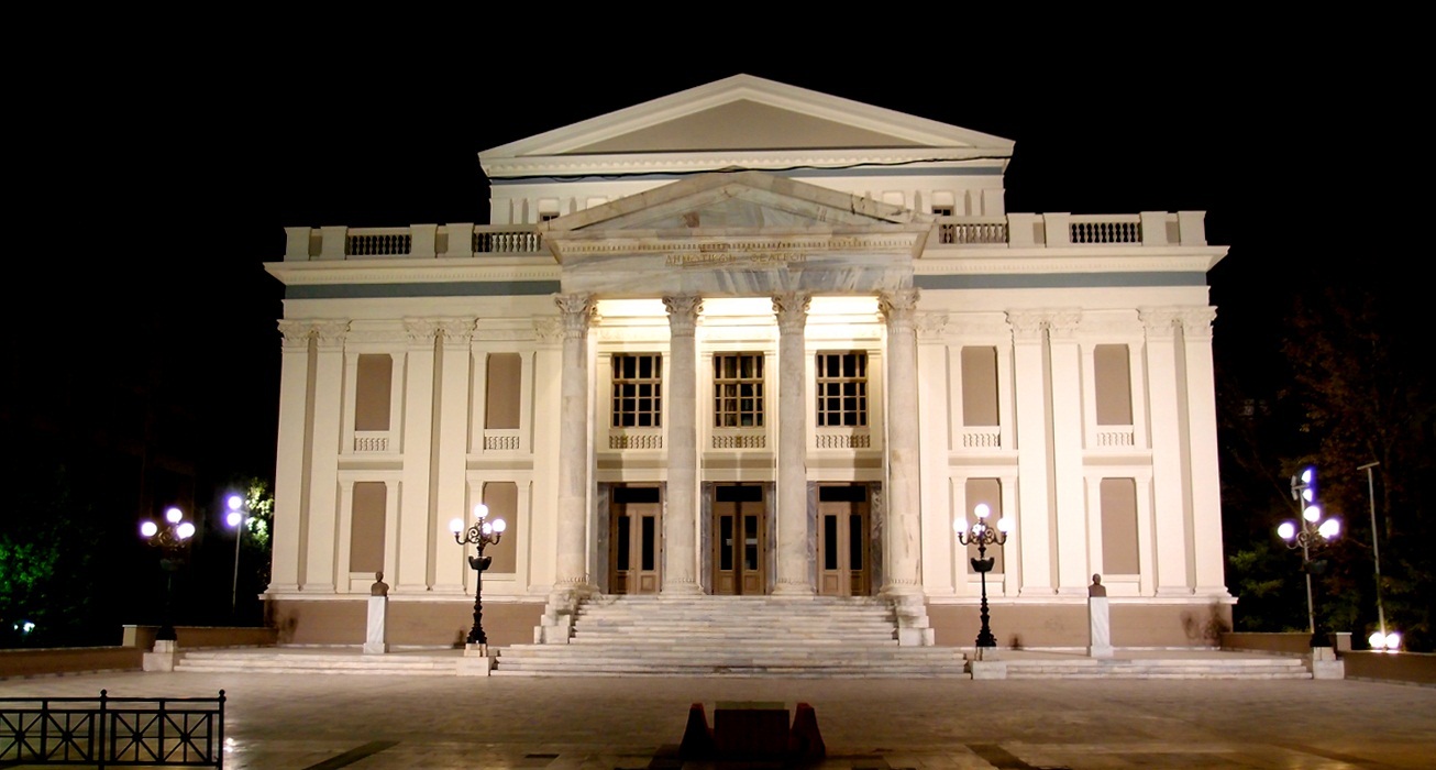 Δημοτικό Θέατρο Πειραιά: Κατέρρευσε μέρος της σκηνής την ώρα που έκαναν πρόβα μαθητές – Τρεις τραυματίες