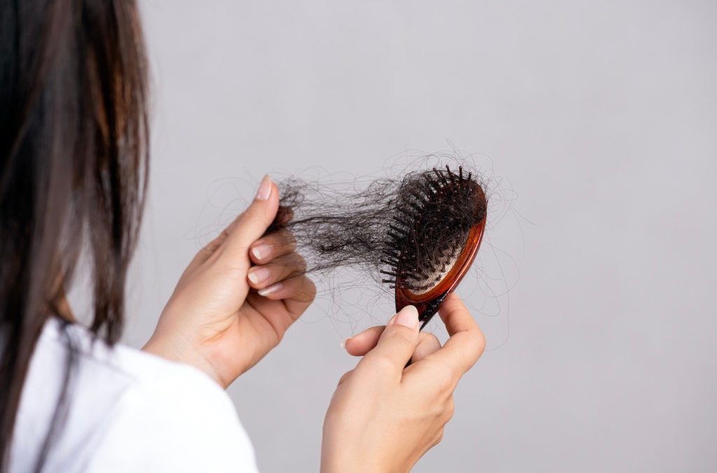 Τριχόπτωση: Τελικά πόσα μαλλιά είναι φυσιολογικό να χάνουμε με το χτένισμα κάθε μέρα;
