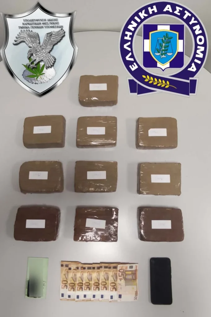 Χειροπέδες σε ζευγάρι που μετέφερε 10 κιλά ηρωίνης – Δείτε πού τα είχαν κρύψει (βίντεο-φωτο)